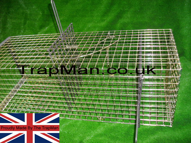 Heavy dutytrap dividercan be used to restrain the feral cat against the bars of the cagewhilst safely administering the injection. The cat trap divider is inserted into the top or side of a trap or cage to manoeuvre the cat into a small area of the cage.