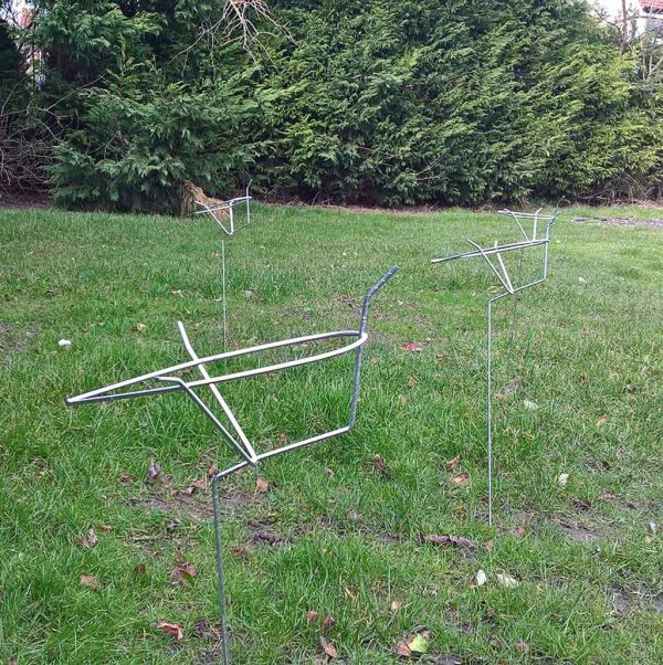 Dead bird cradles Pk of 8 with 20" leg ....get the bird clear of grass and crops Zinc plated to resist rust